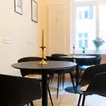 Проживание в семье Jomi Stays, Brandenburgische Strasse 16 - Wohnen Beim Kurfuerstendamm Берлин