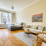 Проживание в семье Jomi Stays, Brandenburgische Strasse 16 - Wohnen Beim Kurfuerstendamm Берлин