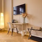 Проживание в семье Jomi Stays, Brandenburgische Strasse 16 - Wohnen Beim Kurfuerstendamm Берлин